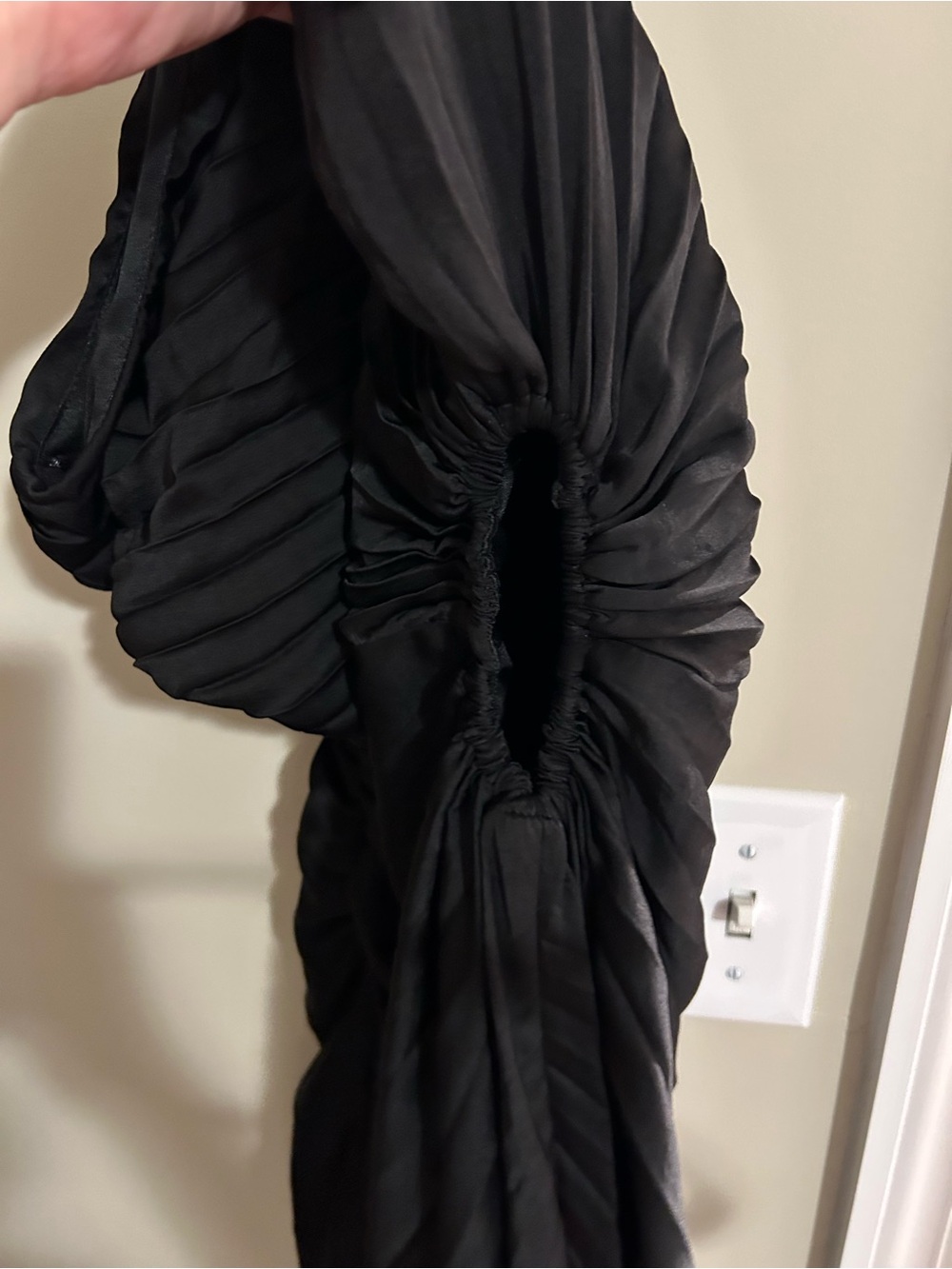 Aakaa Black Asymmetrical One-Shoulder Pleated Midi Dress - Picture 4 of 5